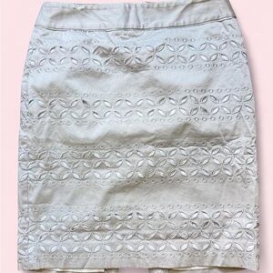 White House Black Market Women's White Embroidered Pencil Skirt